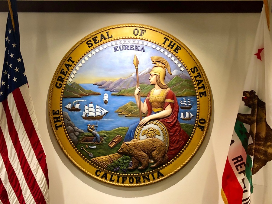 Image of the Great Seal of California with the American flag on the left hand side and the California flag on the right hand side